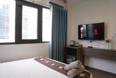 Deluxe Studio — The Windie Home - Đường Thành - Bright Corner Room - Overlooking Street - Hoan Kiem Lake