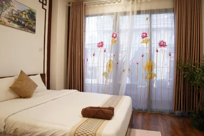 Studio met Balkon — The Windie Home - Đường Thành - Bright Corner Room - Overlooking Street - Hoan Kiem Lake