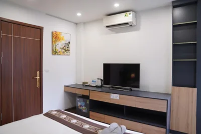 The Windie Home - Đường Thành - Bright Corner Room - Overlooking Street - Hoan Kiem Lake – Foto’s 6