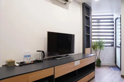 The Windie Home - Đường Thành - Bright Corner Room - Overlooking Street - Hoan Kiem Lake – Foto’s 11